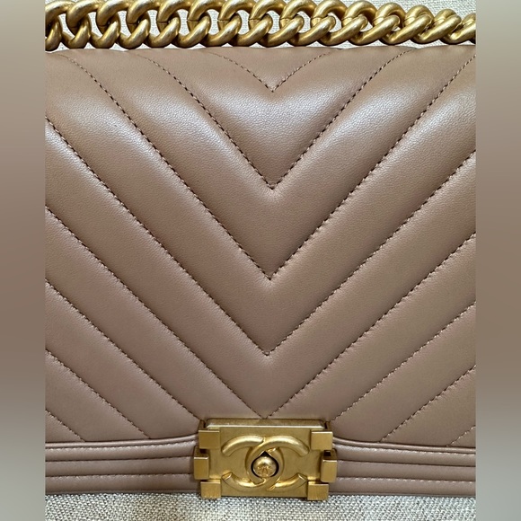 CHANEL AUTHENTIC, Chanel Medium Boy Bag - Picture 17 of 17